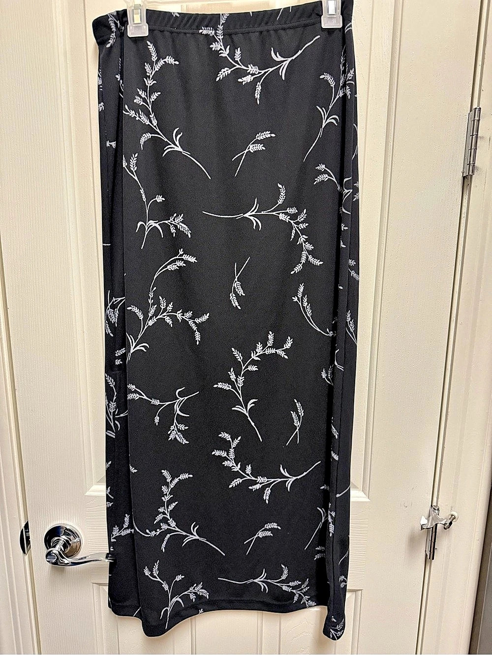 Fast Lane Maxi Floral Skirt in Black & White Size Medium